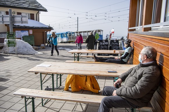 Die Terrasse des Berg Restaurant Bahnhoefli auf Rigi Staffel im Skigebiet auf der Rigi im Kanton Schwyz am Dienstag, 23. Februar 2021. Zur Zeit wird im Restaurant Rigi Staffel das Essen und die Getrae ...