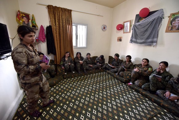 epa07389174 Syrian Kurdish female fighters of the Women&#039;s Protection Units (YPJ) attend a course at a training center in rural Deir ez-Zor in Syria, 22 February 2019. Hundreds of Kurdish women, i ...