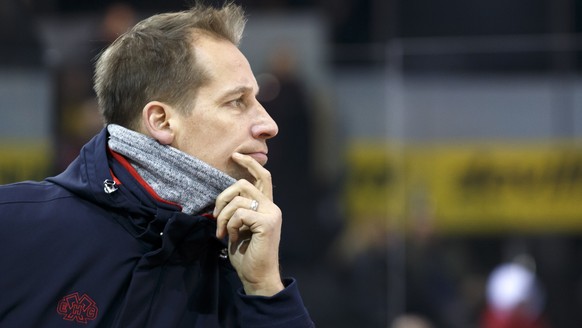 Biel&#039;s Head coach Antti Toermaenen reacts, during a National League regular season game of the Swiss Championship between Geneve-Servette HC and EHC Biel-Bienne, at the ice stadium Les Vernets, i ...