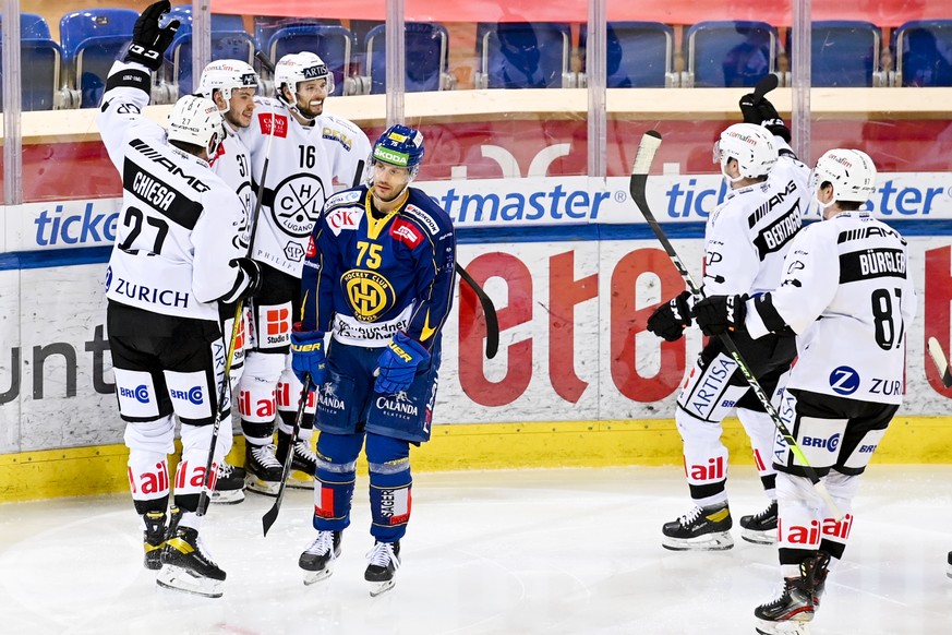 Lugano bejubelt das 0-2 durch Luganos Raphael Herburger, dritter von links, beim Eishockey-Qualifikationsspiel der National League zwischen dem HC Davos und dem HC Lugano, am Sonntag, 27. Dezember 202 ...