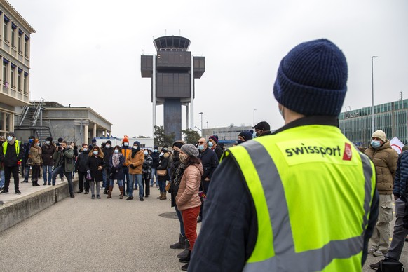 Les employes de la societe Swissport protestent concernant les nouvelles conditions d�engagement lors d�un rassemblement devant le terminal 2 de Geneve Aeroport, ce mardi 12 janvier 2021 a Geneve. La  ...