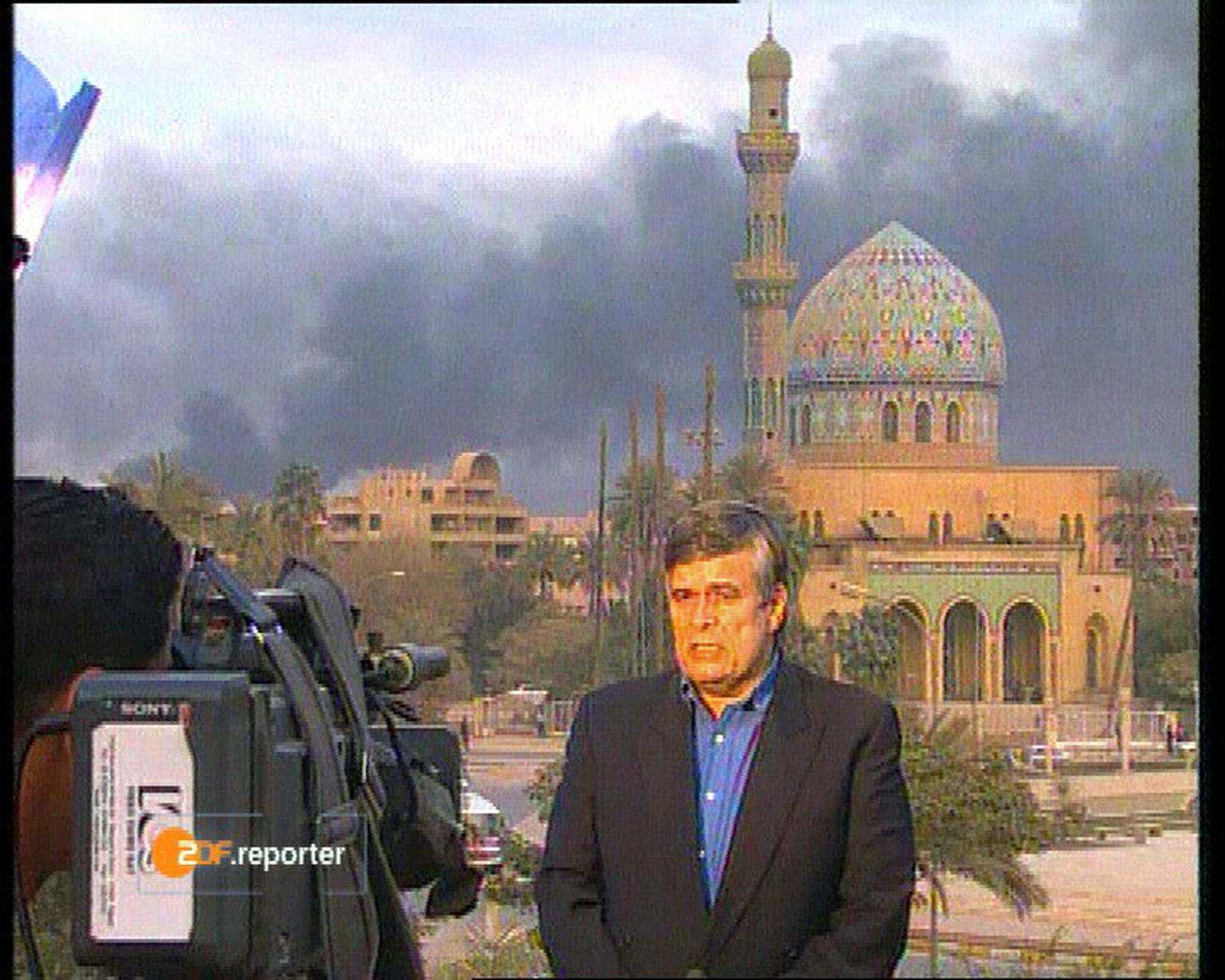 Auf einem Fernsehbild am 2. April 2003 berichtet der ZDF-Korrespondent Ulrich Tilgner aus Bagdad. Tilgner fuehlt sich nach eigenen Angaben in Bagdad noch relativ sicher und glaubt den Risikofaktor ein ...