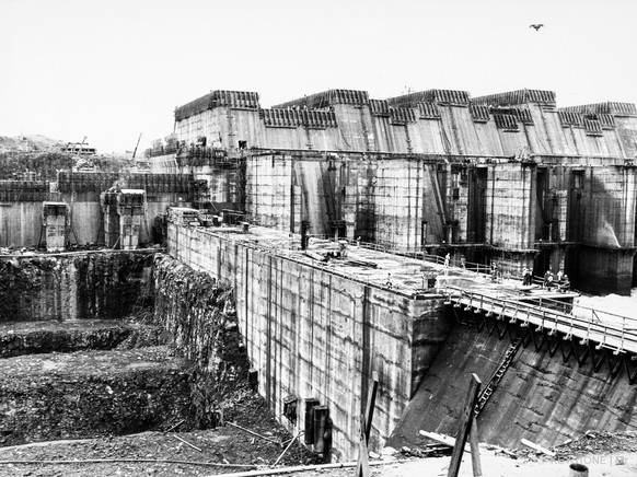 Die Bauarbeiten am weltweit groessten Wasserkraftwerk an der Grenze zwischen Paraguay und Brasilien schreiten voran, aufgenommen am 28. Juni 1979. Das 1983 in Betrieb gehenden Megakraftwerk am Stausee ...