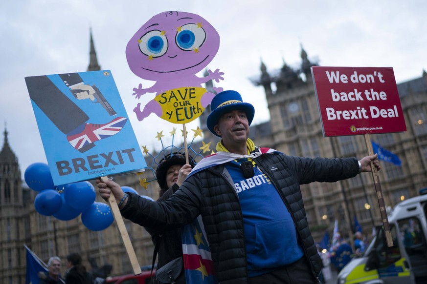 epa07283724 Pro and anti Brexit supporters outside the Houses of Parliament in London, Britain, 14 January 2019. The postponed Brexit EU Withdrawal Agreement vote, or more commonly known as The Meanin ...