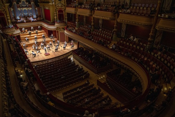 epa08470180 A general view of the Orchestre de la Suisse Romande (OSR), a Swiss symphony orchestra, directed by Jonathan Nott, performing at the Victoria Hall at the Victoria Hall in Geneva, Switzerla ...