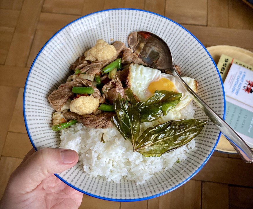 home cooking wok gerichte asiatisch pad krapao chicken cashew nuts brokkoli sesamsamen essen food reis kochen