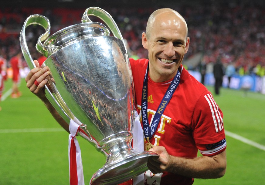 epa07695120 (FILE) Munich&#039;s Arjen Robben poses with the trophy after winning the UEFA soccer Champions League final between Borussia Dortmund and Bayern Munich at Wembley stadium in London, Engla ...