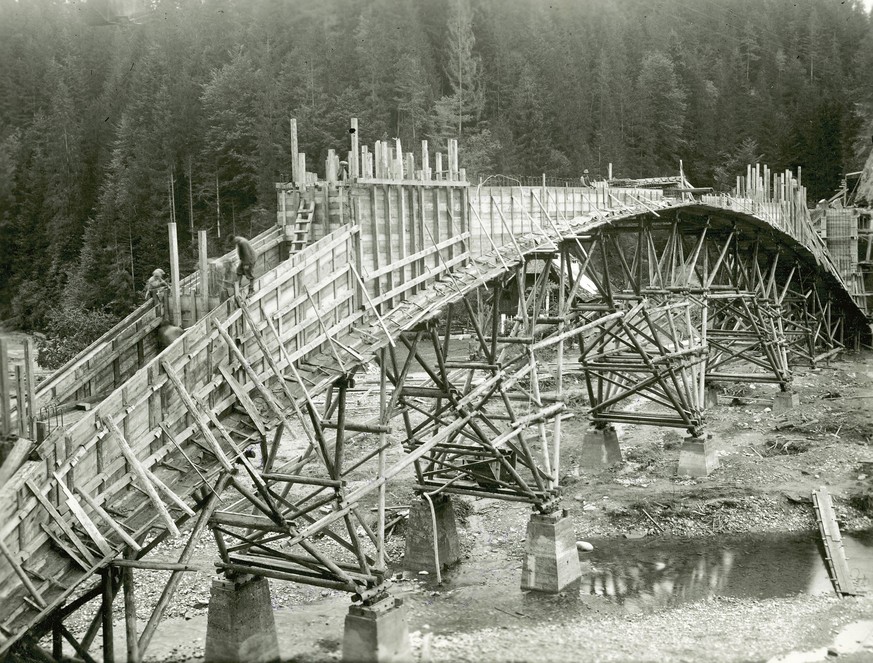 1932: Rossgrabenbrücke über das Schwarzwasser bei Schwarzburg.