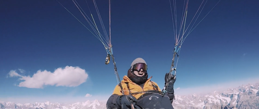 Als Wind und Wetter noch stimmten: Bodo Zimmermann über dem Himalaya-Gebirge.