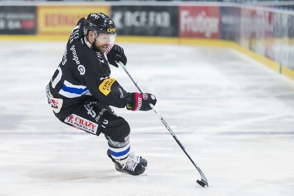 Le defenseur fribourgeois Jonas Holos, lors du match du championnat suisse de hockey sur glace de National League entre le HC Fribourg-Gotteron et le SC Bern ce vendredi, 24 novembre 2017 a la BCF Are ...