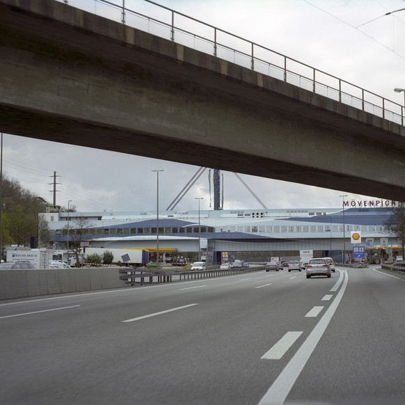 The highway rest stop near Wuerenlos in the canton of Aargau, Switzerland, the so-called &quot;food balk&quot;, pictured on March 30, 2011.(KEYSTONE/Martin Ruetschi)

Die Autobahnraststaette bei Wuere ...