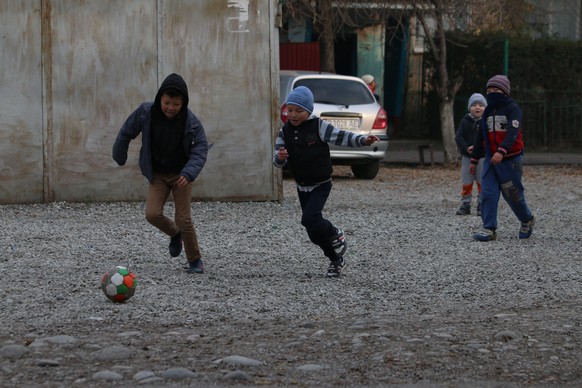 In einem kirgisischen Hinterhof: Der Ball interessiert überall, über Fussball kann man auch sprechen, wenn man die Sprache nicht beherrscht.