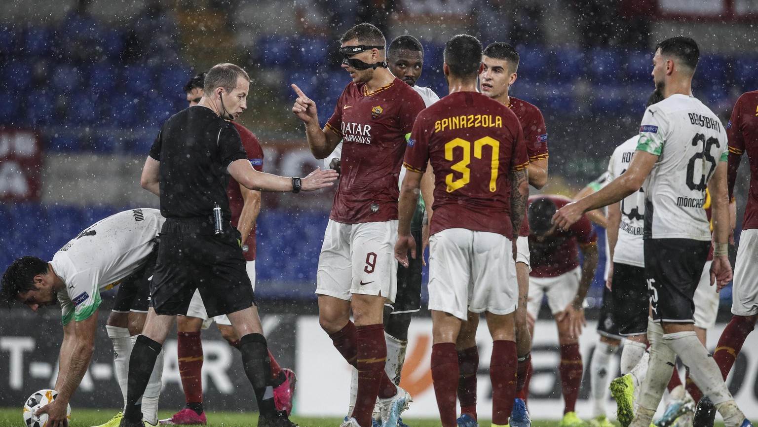 epa07947145 Roma&#039;s Edin Dzeko (3L) argues with Scottish referee William Collum (2L) during the UEFA Europa League group J soccer match between AS Roma and Borussia Moenchengladbach at the Olimpic ...
