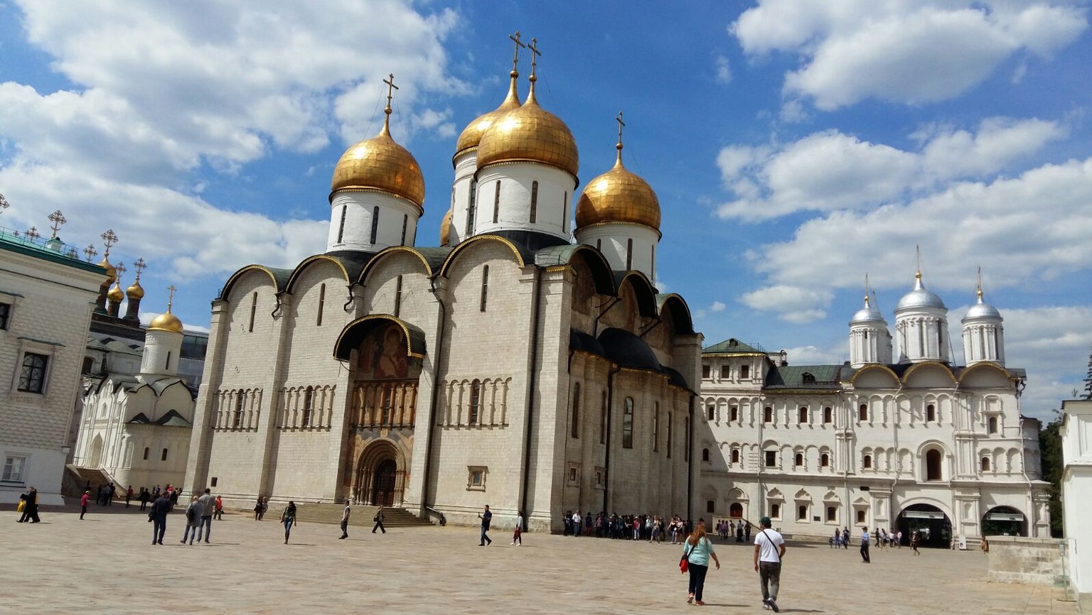 Die Uspenski- oder Mariä-Entschlafens-Kathedrale innerhalb des Moskauer Kremls ist ein Kreuzkuppelbau: Ein quadratischer Grundriss, darin vier Säulen und eine Kuppel darüber, die von vier Nebenkuppeln ...