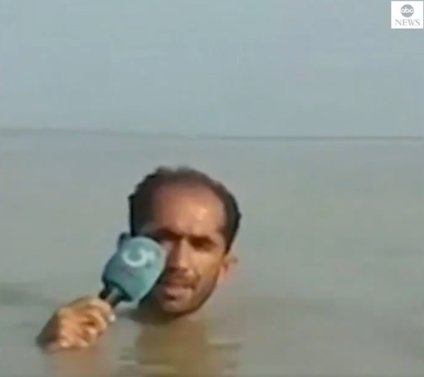Das ist Hingabe: Pakistanischer Reporter berichtet aus Überschwemmungsgebiet.