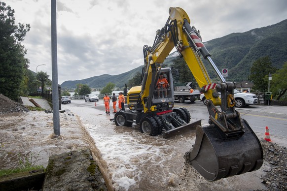 Nach anhaltenden und ergiebigen Regenfaellen im Tessin ist es zu kleineren Ueberschwemmungen in Melano gekommen am Dienstag, 27. Juli 2021. (KEYSTONE/Ti-Press/Pablo Gianinazzi)