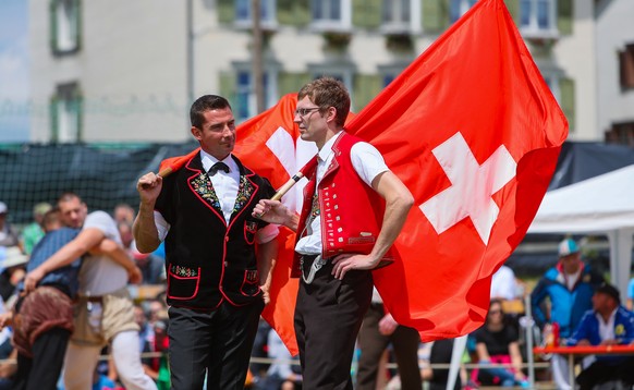 Fahnenschwinger warten beim Appenzeller auf ihren Auftritt, aufgenommen am Sonntag, 7. Juli 2019, beim Appenzeller Kantonalschwingfest auf dem Festgelaende in Stein, AR. (KEYSTONE/Eddy Risch)