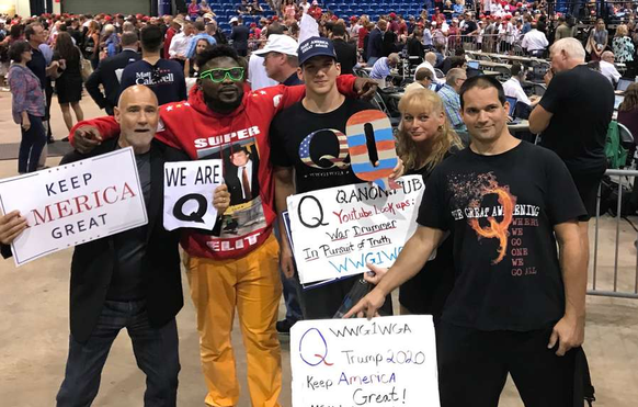 Diese Q-Supporter erschienen am Dienstag bei einer Trump-Veranstaltung.