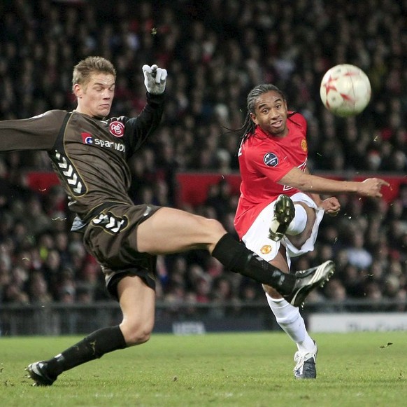 epa01574036 Aalborg&#039;s Michael Jakobsen (L) tries to block a shot by and Manchester United&#039;s Anderson during the Champions League match between Manchester United and Aalborg at Old Trafford,  ...