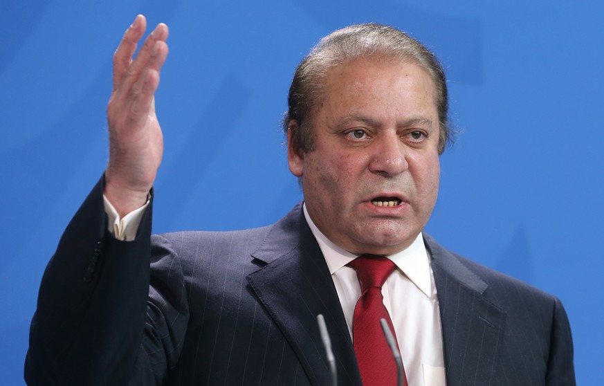 ARCHIV - Der pakistanische Ministerpraesident Muhammad Nawaz Sharif beantwortet am 11. November 2014 im Bundeskanzleramt in Berlin Fragen von Journalisten. Der Oberste Gerichtshof Pakistans hat Minist ...