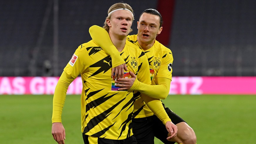 epa09057254 Erling Haaland (L) of Dortmund celebrates with teammate Nico Schulz (R) after scoring the 1-0 lead during the German Bundesliga soccer match between FC Bayern Muenchen and Borussia Dortmun ...