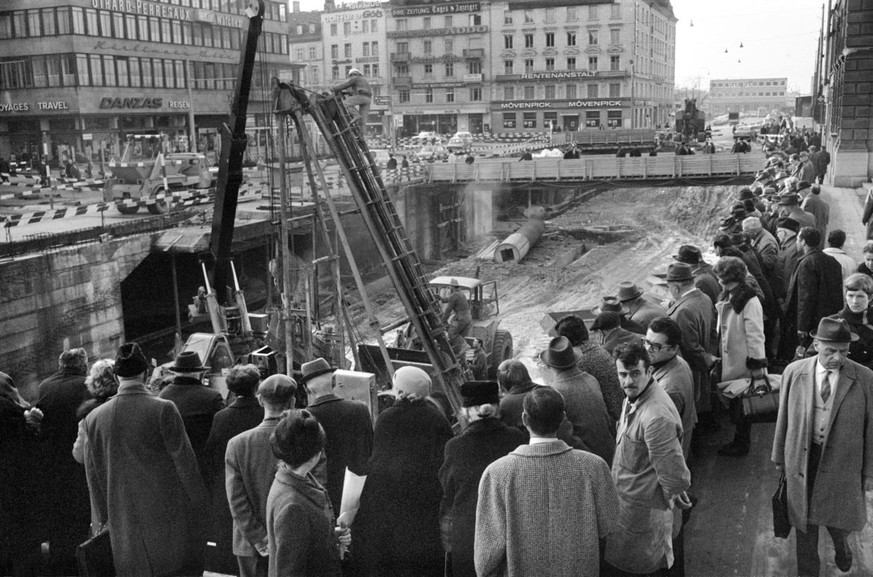 Unter den Augen zahlreicher Schaulustiger gehen im Februar 1968 die Bauarbeiten an der Bahnhofunterfuehrung und der Ladenpassage Shopville unter dem Bahnhofplatz in Zuerich, Schweiz, voran. (KEYSTONE/ ...