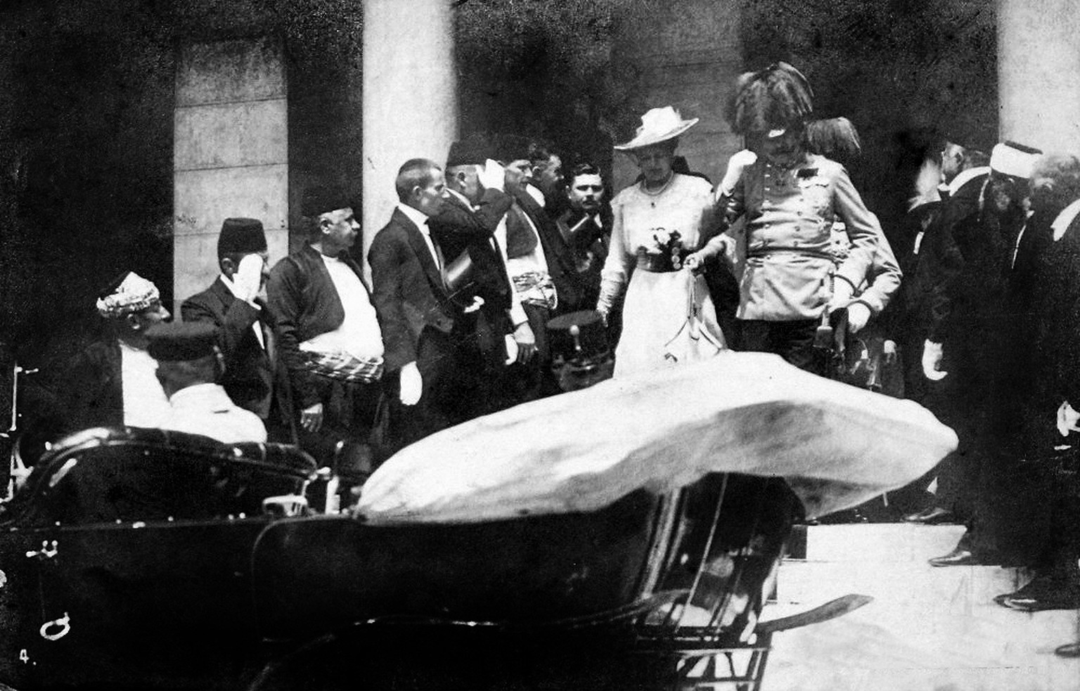 https://de.wikipedia.org/wiki/Attentat_von_Sarajevo#/media/File:Postcard_for_the_assassination_of_Archduke_Franz_Ferdinand_in_Sarajevo.jpg

Attentat von Sarajevo , Franz Ferdinand