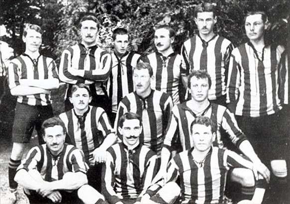 Hans Kämpfer (hinten, 2. von links) im Trikot der Young Boys.