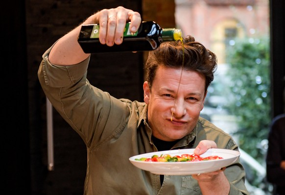 ARCHIV - 06.12.2017, Hamburg: Der britische Koch Jamie Oliver kocht in der One Kitchen Kochschule. (zu dpa «Für ein Ständchen: Kinder von Jamie Oliver stibitzen sein Smartphone» vom 28.05.2018) Foto:  ...