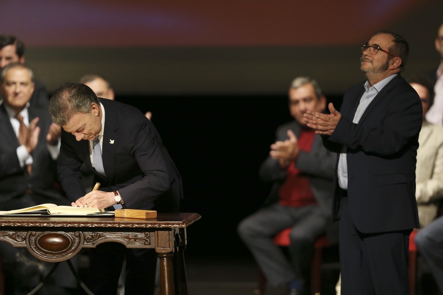 Colombia&#039;s President Juan Manuel Santos signs a modified peace accord with rebels of the Revolutionary Armed Forces of Colombia, FARC, as rebel top leader Rodrigo Londono, known and Timochencko,  ...