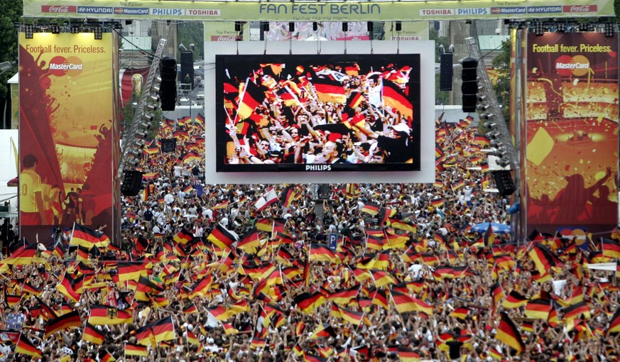 Fussballfans schauen sich am 30. Juni 2006 in Berlin das WM-Viertelfinale zwischen Deutschland und Argentinien an. Millionen Fans verfolgten die Spiele der Fussball-Weltmeisterschaft in Deutschland vo ...