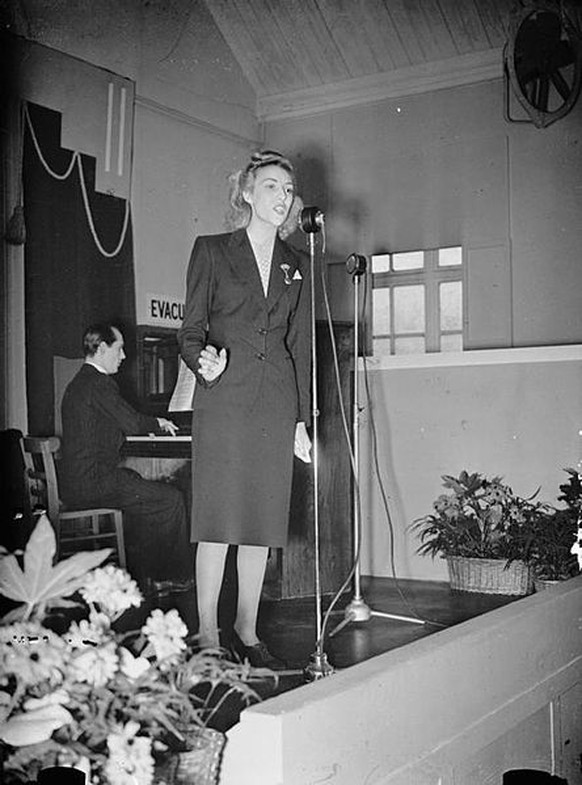 1941, Vera Lynn singt in einer britischen Munitionsfabrik