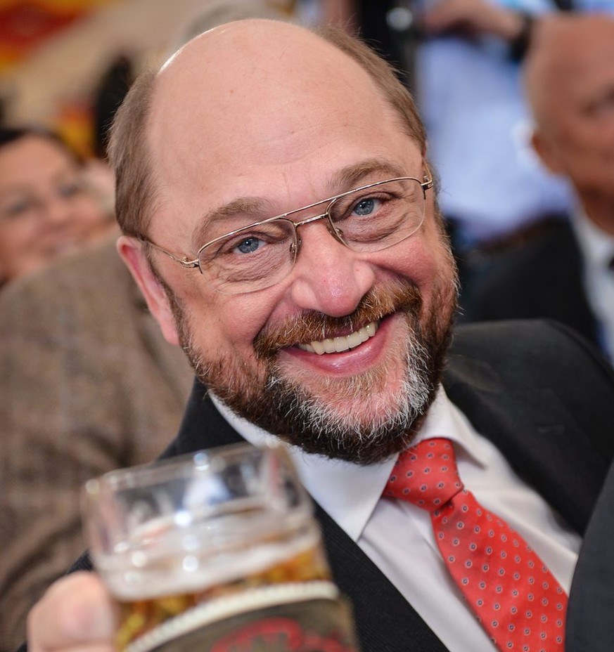 epa04110426 EU Parliament President Martin Schulz, top candidate for the European elections of the German Social Democrats (SPD) drinks beer during his party&#039;s &#039;Political Ash Wednesday&#039; ...