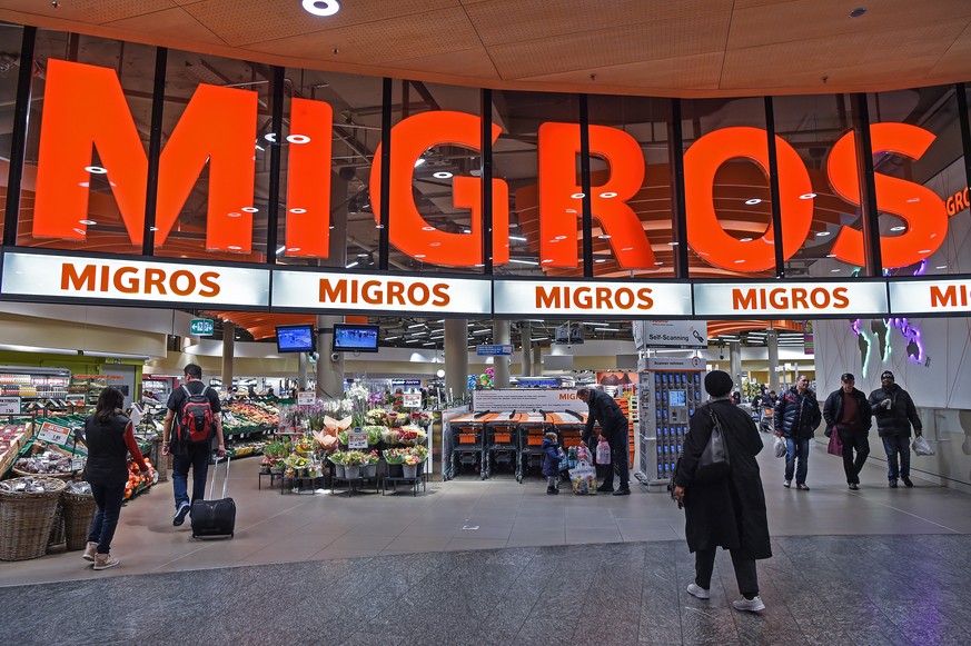 ARCHIVBILD ZUR BILANZ DER MIGROS --- Das Migros Logo beim Ladeneingang, fotografiert am Samstag, 17. Februar 2018, am Flughafen Zuerich. (KEYSTONE/Melanie Duchene)