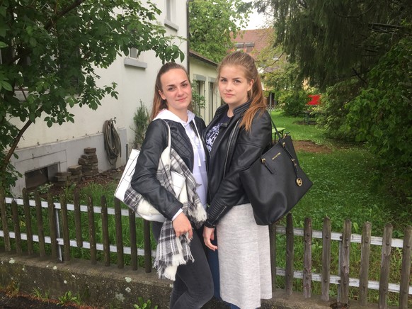 Alessia (links) und Darja arbeiten in Rupperswil.