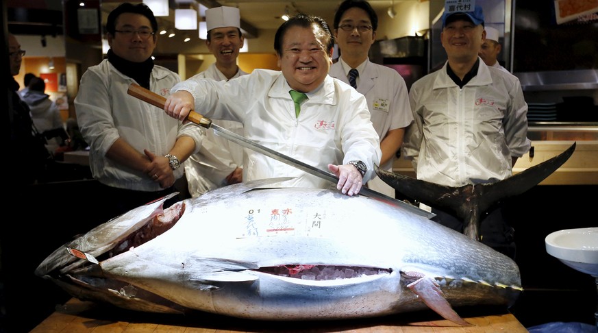 Stolz präsentiert Kiyoshi Kimura sein Thunfisch-Prachtexemplar.&nbsp;