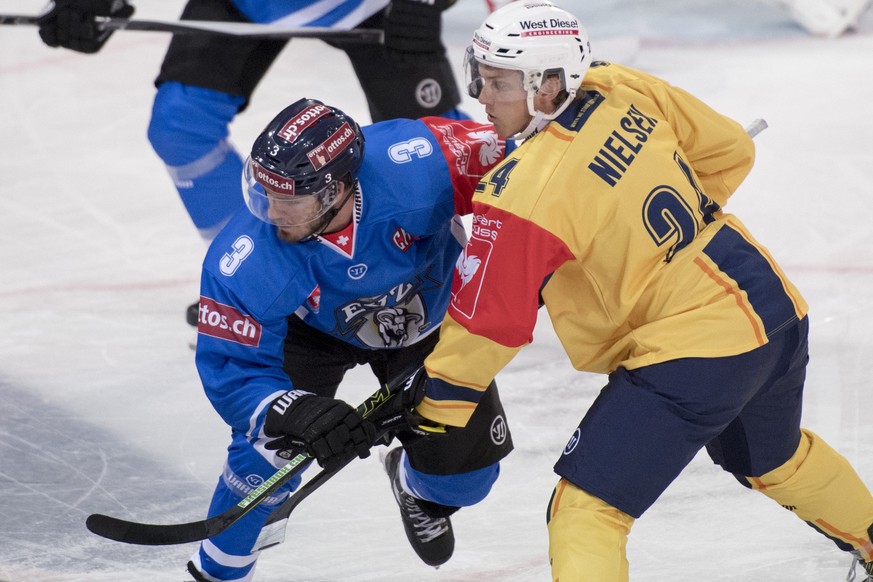 Nolan Diem, left, from Zug and Soeren Nielsen, right, from Esbjerg at the Eishockey Champions Hockey League group stage, group G between Switzerlands EV Zug and Denmarks Esbjerg Energy on Tuesday, Sep ...