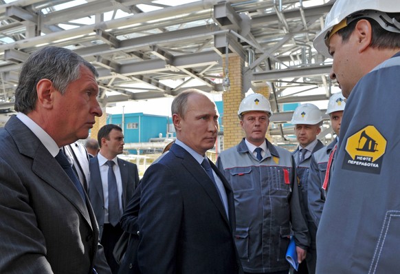 Präsident Wladimir Putin besucht eine Raffinerie von Rosneft.
