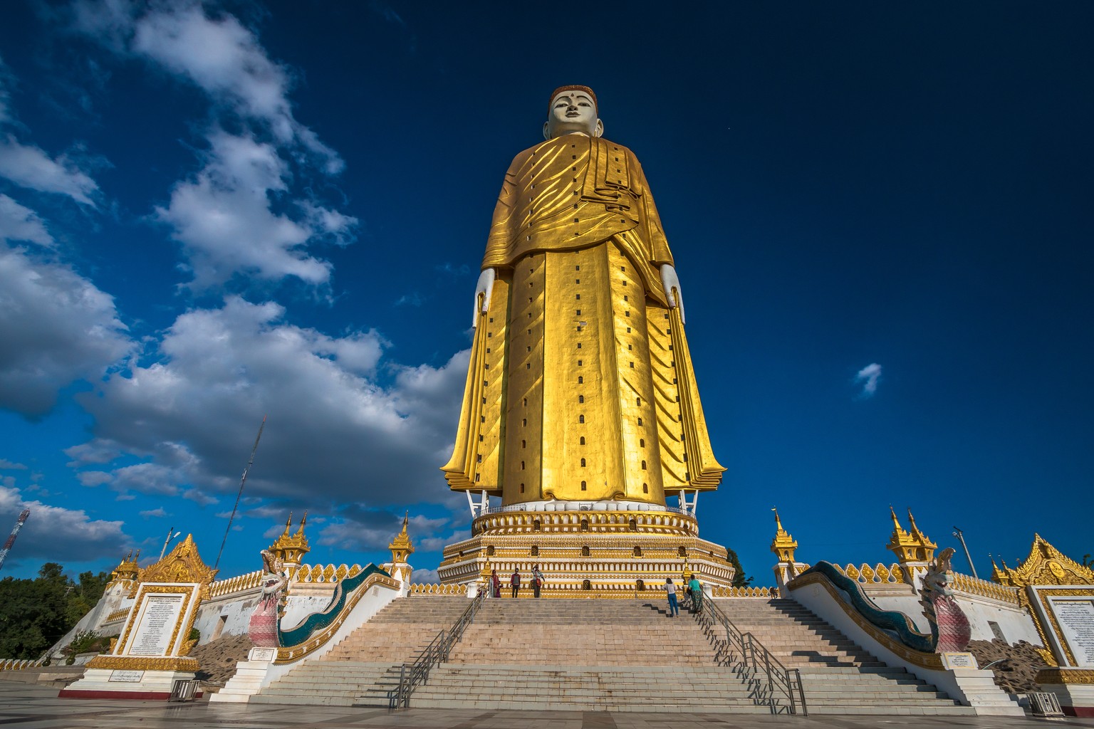 Laykyun Setkyar (birmanisch လေးကျွန်းစကြာ; BGN/PCGN: legyunzagya) ist eine 116 Meter hohe[1] Kolossalstatue, die einen stehenden Buddha darstellt.

Sie steht auf dem Po-Khaung-Hügel beim Dorf Khatakan ...