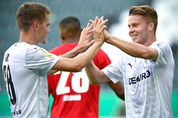 epa08664091 Moenchengladbach&#039;s Nico Elvedi (R) with his teammate Matthias Ginter (L) celebrates after scoring the 5-0 lead during the German DFB Cup first round soccer match between FC Oberneulan ...