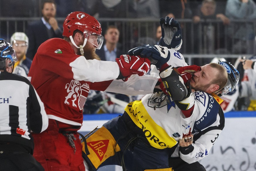 Lausanne&#039;s defender Jonas Junland, of Sweden, fights against Zug&#039;s defender Johann Morant, right, during the third leg of the playoffs semifinal game of National League A (NLA) Swiss Champio ...