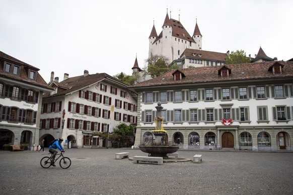 Sicht auf den leeren Rathausplatz mit Schloss waehrend der Pandemie des Coronavirus (COVID-19), am Dienstag, 21. April 2020 in Thun. (KEYSTONE/Peter Schneider)