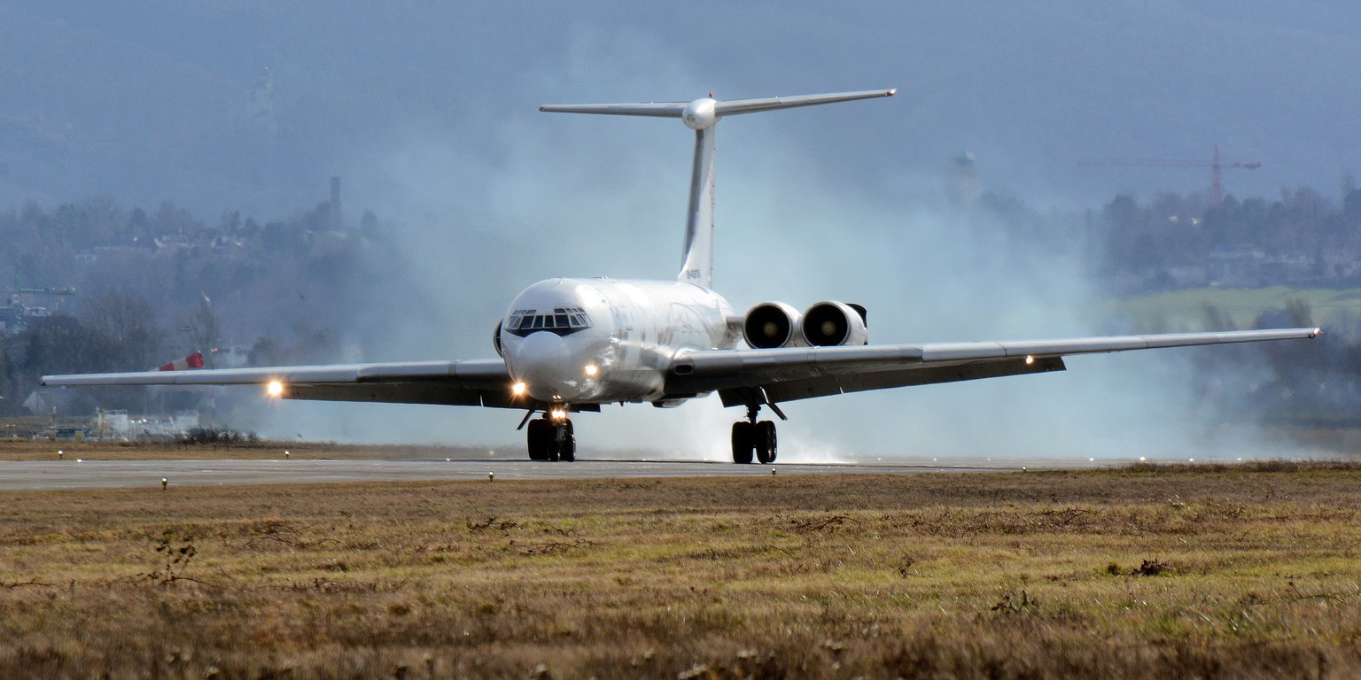 Die 34-jährige Il-62 bei der Landung in Basel.