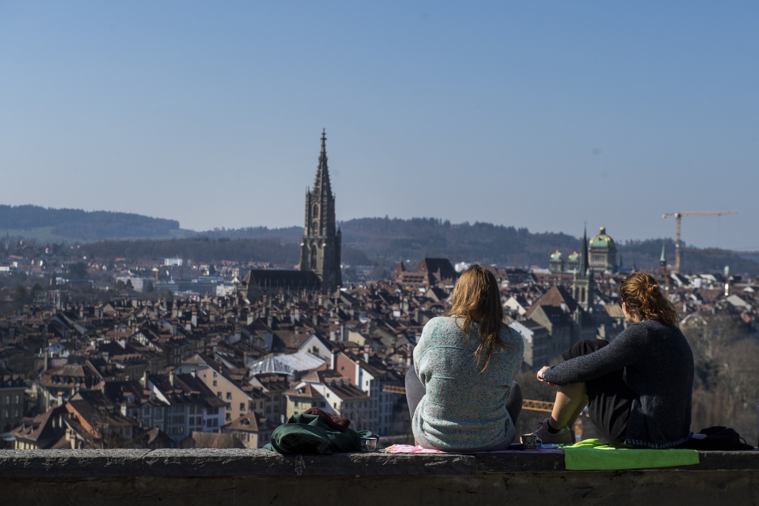 Zwei Frauen geniessen den Blick vom Rosengarten auf die Stadt Bern, waehrend der Coronavirus (Covid-19)-Pandemie, am Mittwoch, 18. Maerz 2020, in Bern. (KEYSTONE/Marcel Bieri)