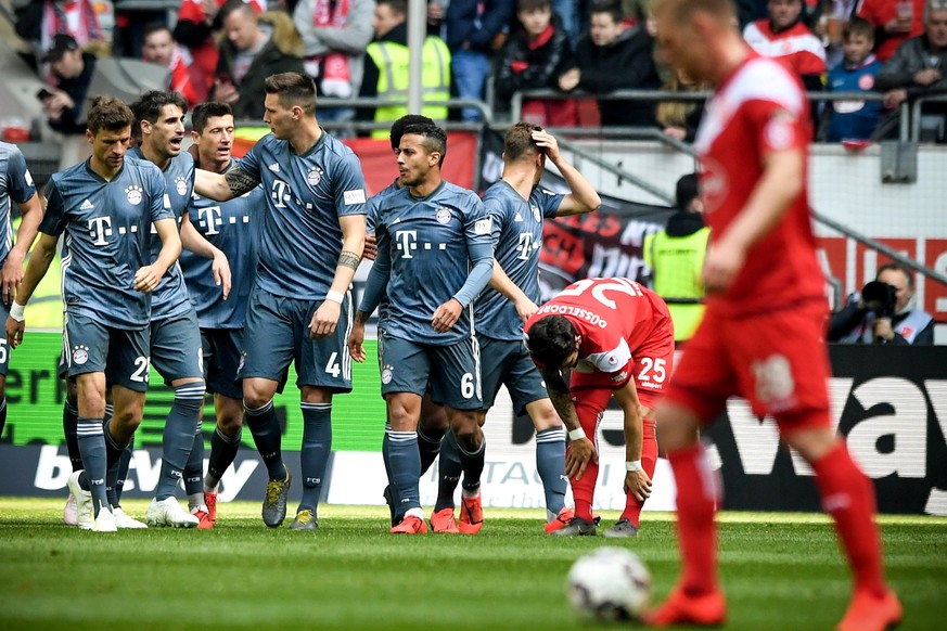 epa07506154 Bayern&#039;s Thomas Mueller (L) celebrates with his teammates after Kinglsey Coman scored the 1-0 lead during the German Bundesliga soccer match between Fortuna Duesseldorf and FC Bayern  ...