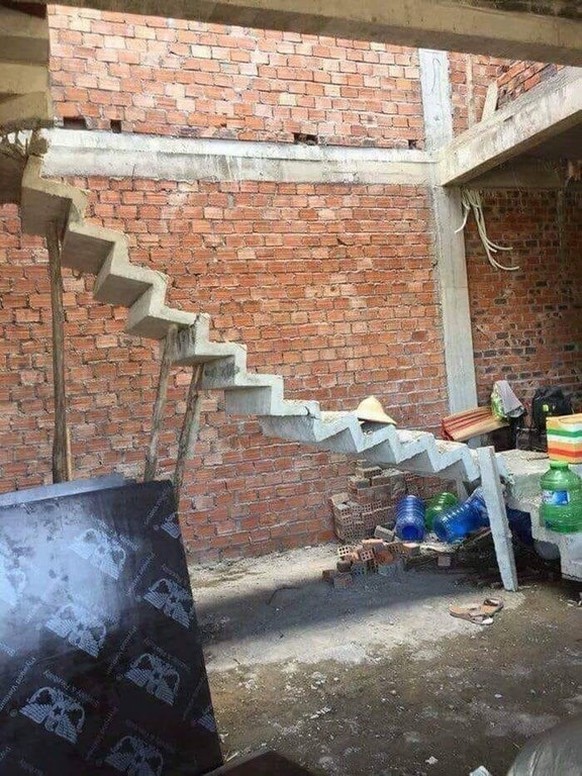Irgendwie habe ich das ungute Gefühl, dass auch diese Treppe verlieren wird. Gegen eine Feder.