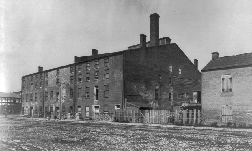 Das Gefängnis Libby in Richmond, 1891.
https://commons.wikimedia.org/wiki/File:Libby_Prison,_Richmond,_Va.-_exterior_view_from_southeast_LCCN2016649425.tif