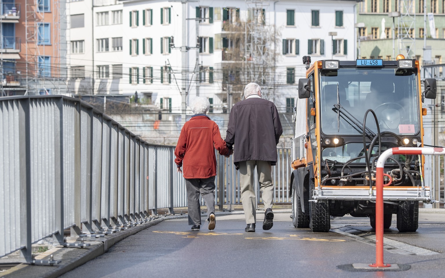 Senioren sind in der Stadt Luzern unterwegs am Freitag, 20. Maerz 2020, waehrend der Coronavirus-Pandemie. (KEYSTONE/Urs Flueeler)
