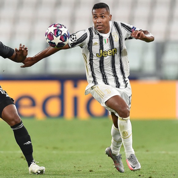 epa08590755 Juventus&#039; Alex Sandro (R) in action against Lyon&#039;s Thiago Mendes during the UEFA Champions League round of 16 second leg soccer match Juventus FC vs Olympique Lyon at the Allianz ...