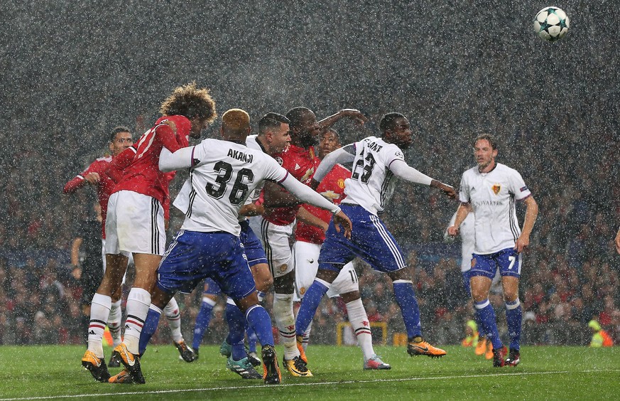 epa06200845 Manchester United&#039;s Romelu Lukaku (C) scores a goal during the UEFA Champions League soccer match between Manchester United and FC Basel 1893 at the Old Trafford Stadium, in Mancheste ...